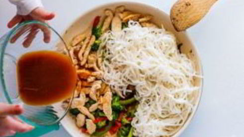 рисовая лапша с курицей и овощами