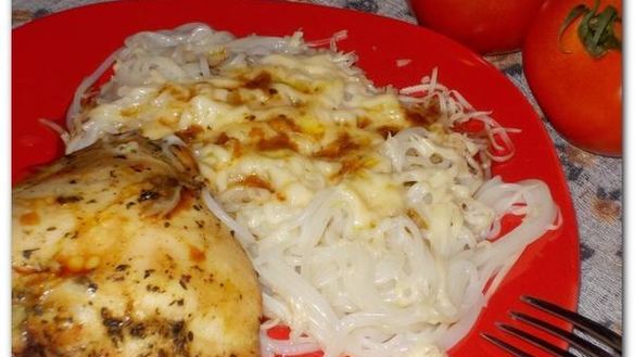 Рецепт Рисовая лапша с курицей в медово-чесночном соусе