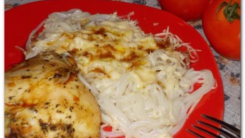 рисовая лапша с курицей в медово-чесночном соусе