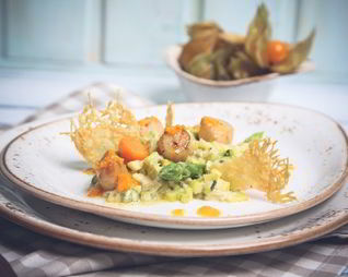Морской гребешок с овощным ризотто