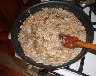 Ризотто с курицей и грибами в красном вине