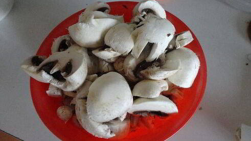 ризотто с курицей и грибами в красном вине