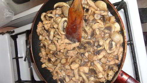 ризотто с курицей и грибами в красном вине