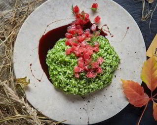 Ризотто со шпинатом, свежим тунцом и соусом терияки