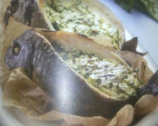 Дорада, фаршированная шпинатом и сыром