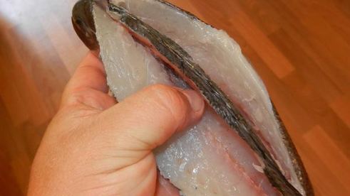 дорада, фаршированная шпинатом и сыром