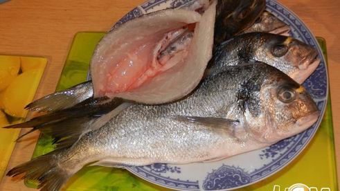 дорада, фаршированная шпинатом и сыром