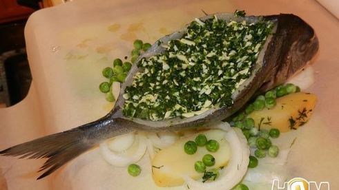 дорада, фаршированная шпинатом и сыром