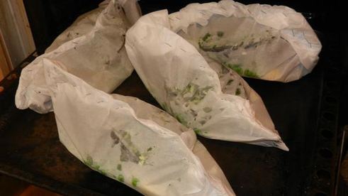 дорада, фаршированная шпинатом и сыром