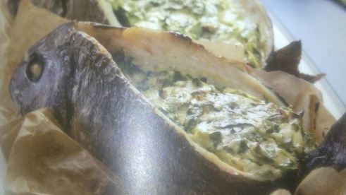 дорада, фаршированная шпинатом и сыром