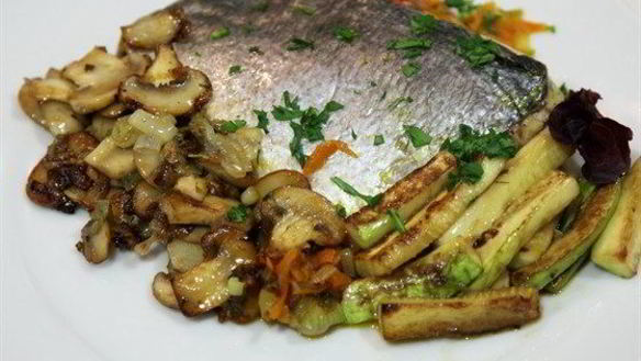 Рецепт Дорада, запеченная на овощной подушке, в бумажном конверте