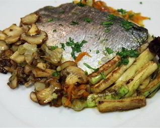 Дорада, запеченная на овощной подушке, в бумажном конверте