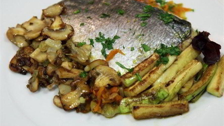 Рецепт дорада, запеченная на овощной подушке, в бумажном конверте