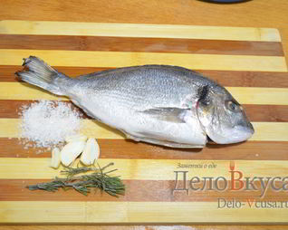 Дорада жареная с розмарином и чесноком без масла