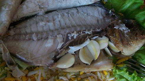 дорада жареная с розмарином и чесноком без масла