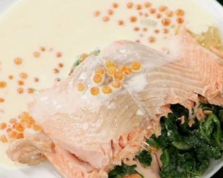 Форель, фаршированная шпинатом с соусом из шампанского и красной икры
