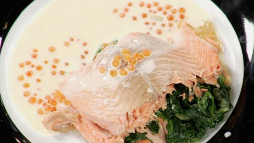 Рецепт форель, фаршированная шпинатом с соусом из шампанского и красной икры