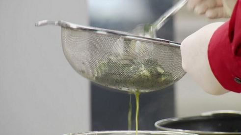 форель, фаршированная шпинатом с соусом из шампанского и красной икры