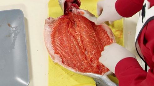 форель, фаршированная шпинатом с соусом из шампанского и красной икры