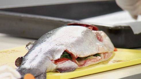 форель, фаршированная шпинатом с соусом из шампанского и красной икры