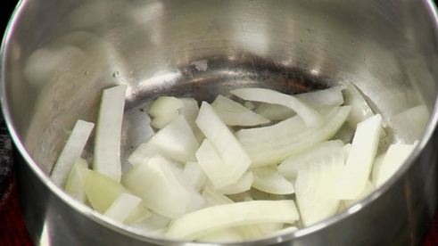 форель, фаршированная шпинатом с соусом из шампанского и красной икры