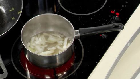 форель, фаршированная шпинатом с соусом из шампанского и красной икры