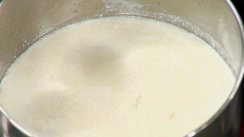 форель, фаршированная шпинатом с соусом из шампанского и красной икры