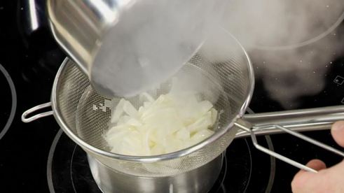 форель, фаршированная шпинатом с соусом из шампанского и красной икры