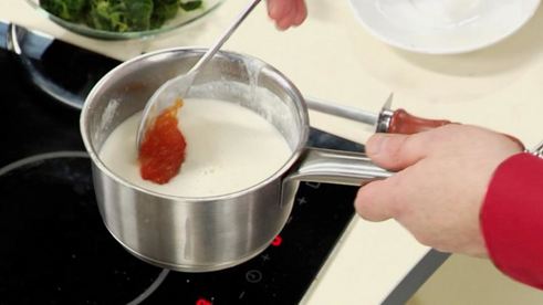 форель, фаршированная шпинатом с соусом из шампанского и красной икры