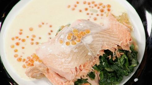 форель, фаршированная шпинатом с соусом из шампанского и красной икры
