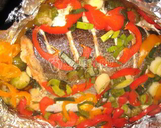 Форель, запеченная с лимоном, перцем, зеленью и брюссельской капустой