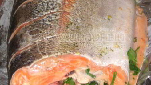 форель, запеченная с лимоном, перцем, зеленью и брюссельской капустой