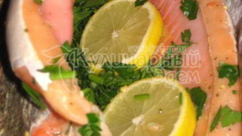 форель, запеченная с лимоном, перцем, зеленью и брюссельской капустой