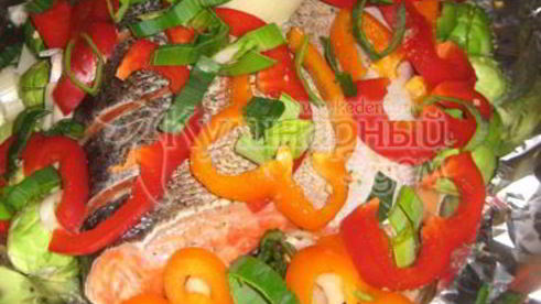 форель, запеченная с лимоном, перцем, зеленью и брюссельской капустой