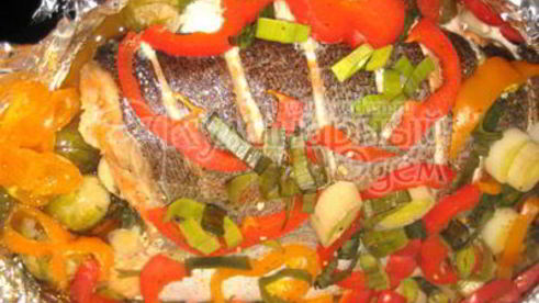 форель, запеченная с лимоном, перцем, зеленью и брюссельской капустой