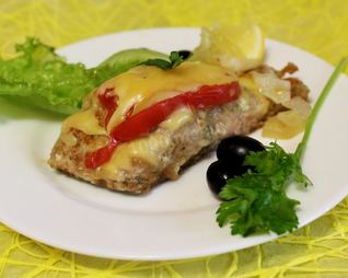 Горбуша в духовке с сыром и помидорами