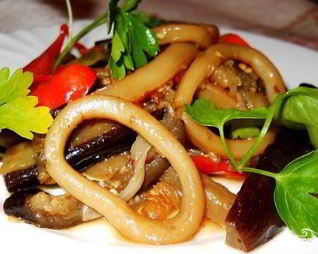Кальмары, тушенные с овощами