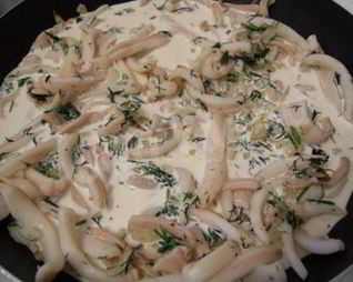 Кальмары тушенные в сметане