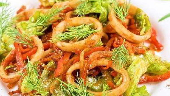 Рецепт Кальмары в томатном соке с овощами и сметаной