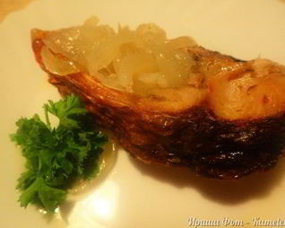 Карась на луковой подушке по-домашнему