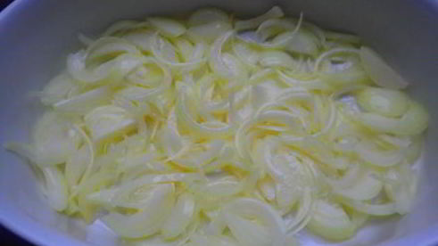 карась на луковой подушке по-домашнему