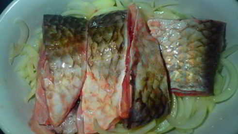 карась на луковой подушке по-домашнему