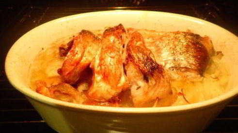 карась на луковой подушке по-домашнему