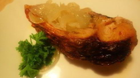 карась на луковой подушке по-домашнему