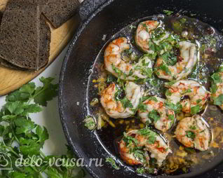 Креветки жареные в масле с чесноком