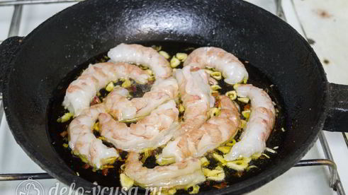 креветки жареные в масле с чесноком