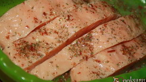 лосось по-тоскански на решетке на мангале