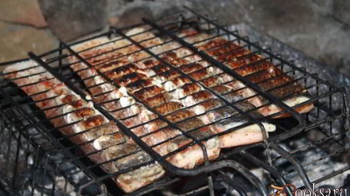 лосось по-тоскански на решетке на мангале