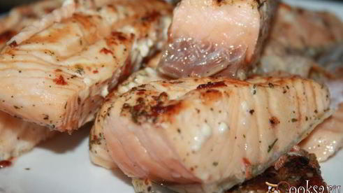 лосось по-тоскански на решетке на мангале