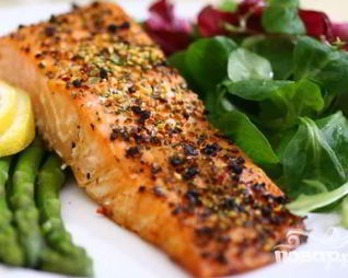 Лосось с орехами и луком